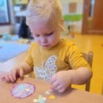 Motylki tworzyły dekoracje świąteczne do swojej sali :) Kolorowe bombki będą prz…