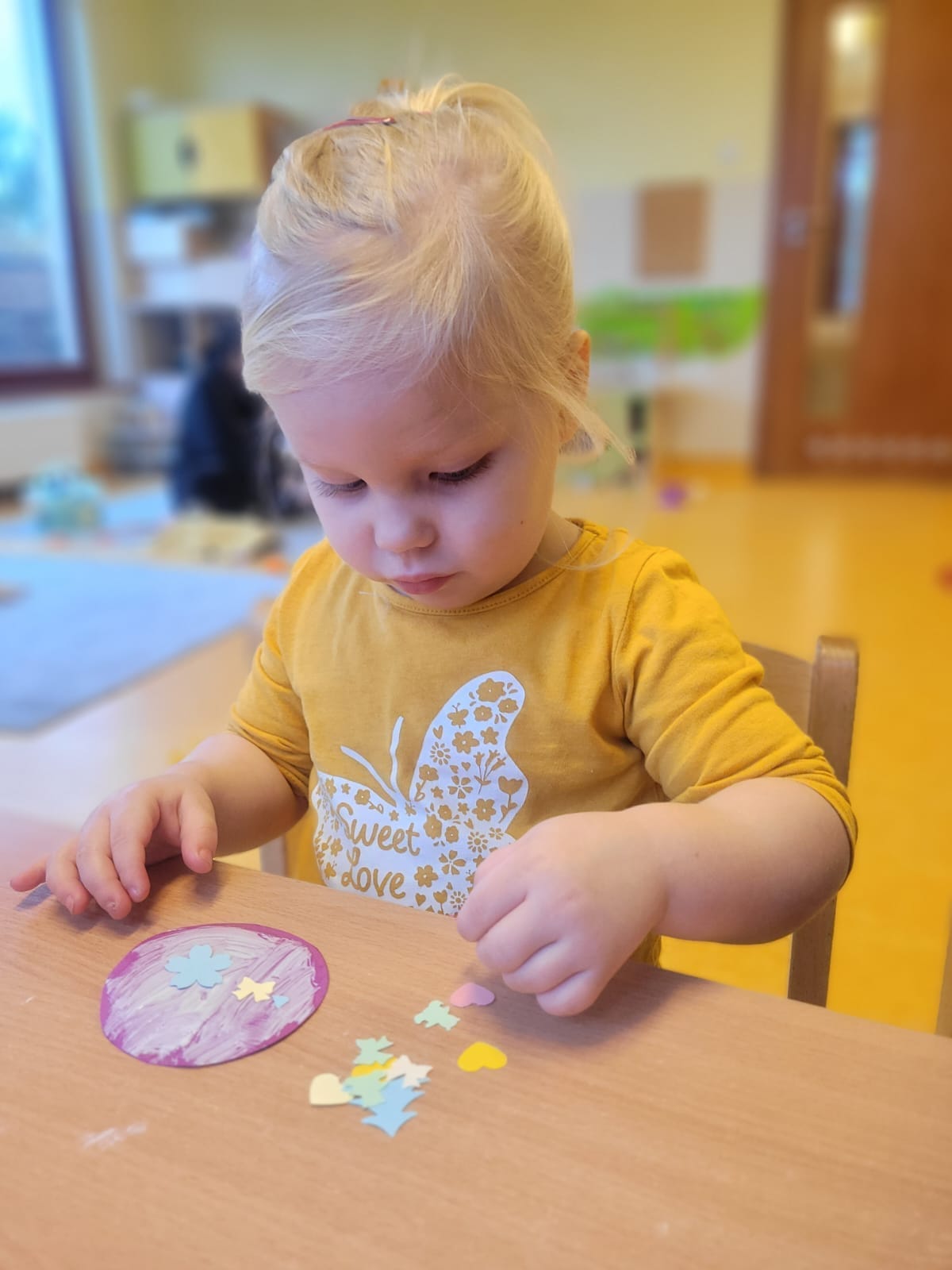 Motylki tworzyły dekoracje świąteczne do swojej sali :) Kolorowe bombki będą prz...