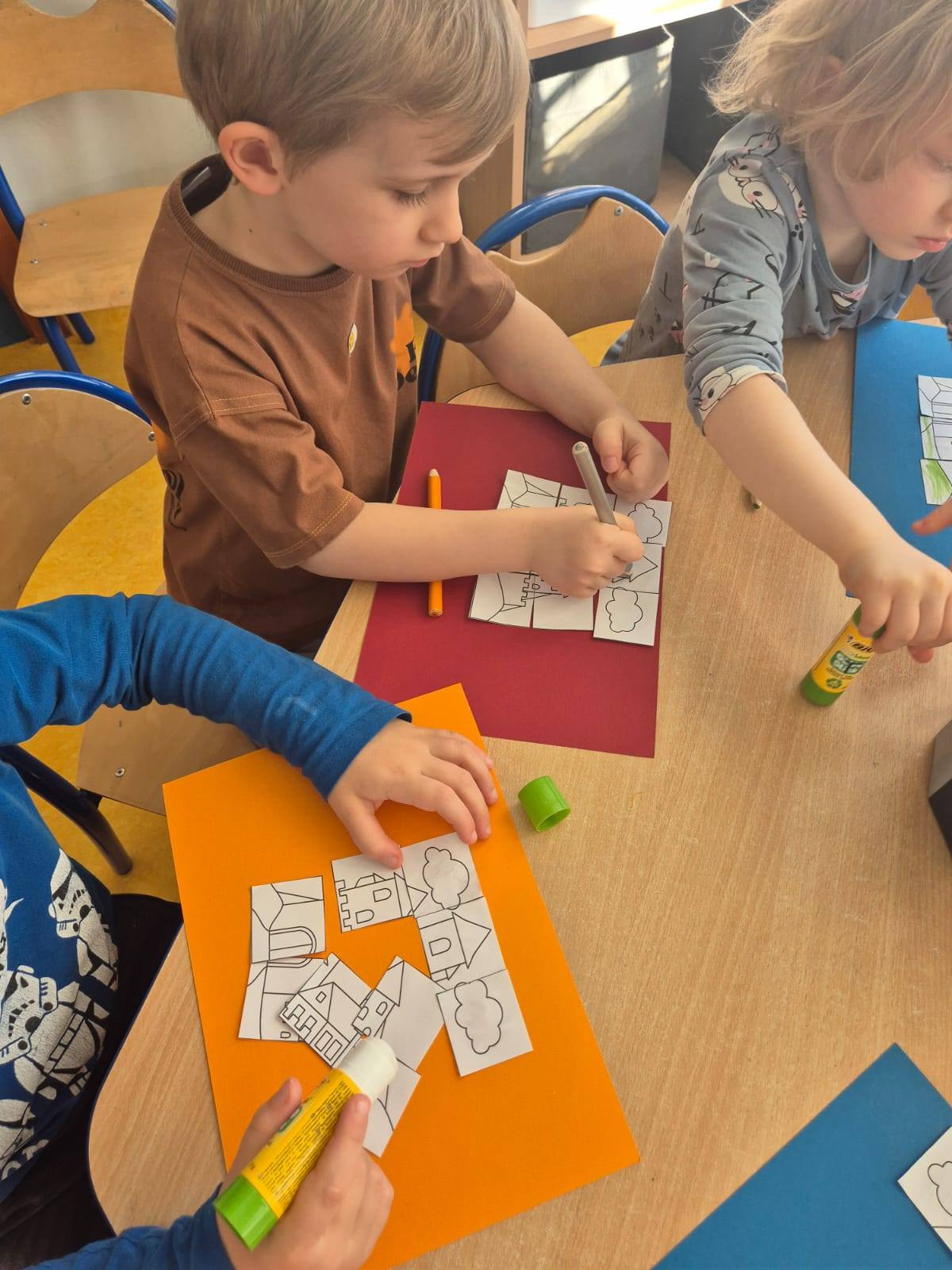 Dzień Puzzli w grupie Pszczółek i Tygrysków...