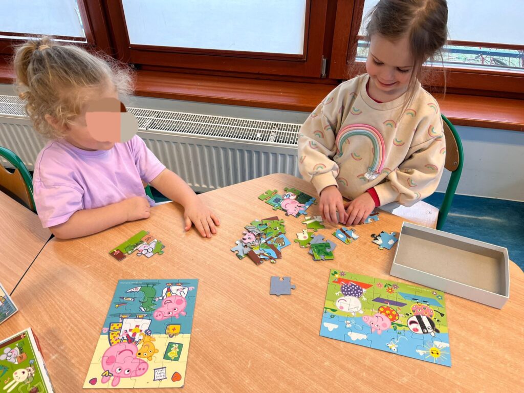 Dziś Międzynarodowy Dzień Puzzli. Nasze Żabki uwielbiają układać puzzle każdego