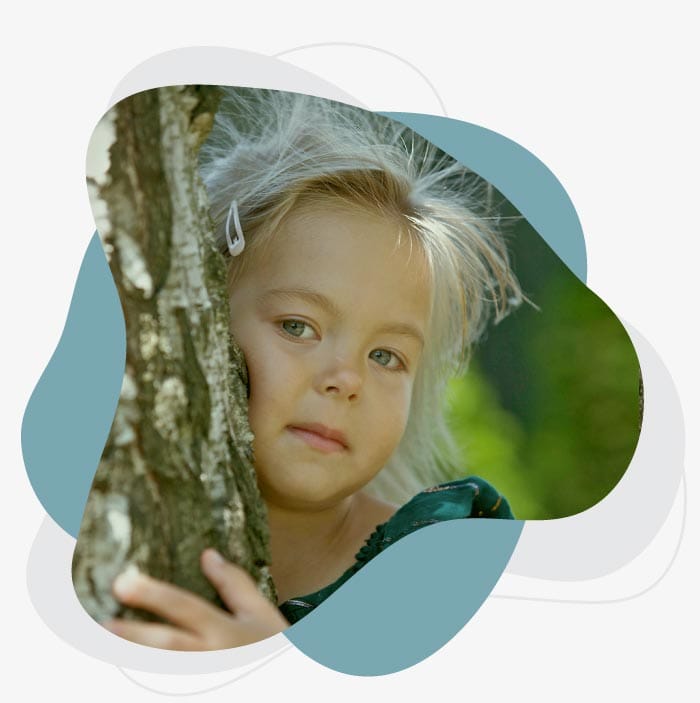 sliczna dziewczynka przytula drzewo