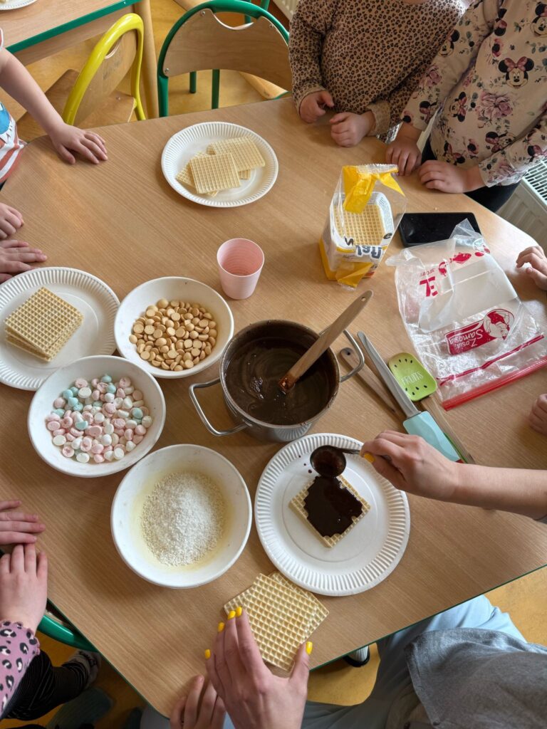 Misiowi kucharze przygotowali wafelkowe mazurki na warsztaty wielkanocne :)
#pr... 1 Misiowi kucharze przygotowali wafelkowe mazurki na warsztaty wielkanocne :)
#pr...