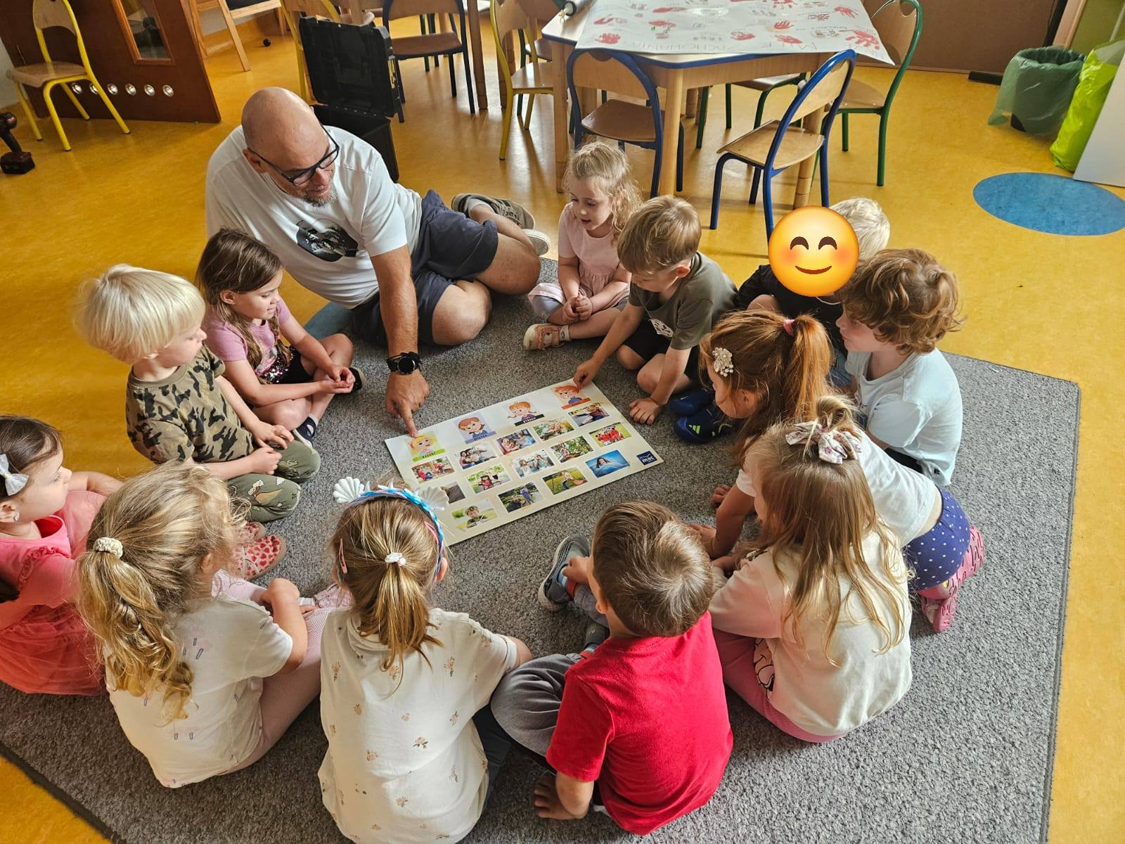 Dziś na zajęciach Jeżyki rozmawiały o emocjach. Omawialiśmy …