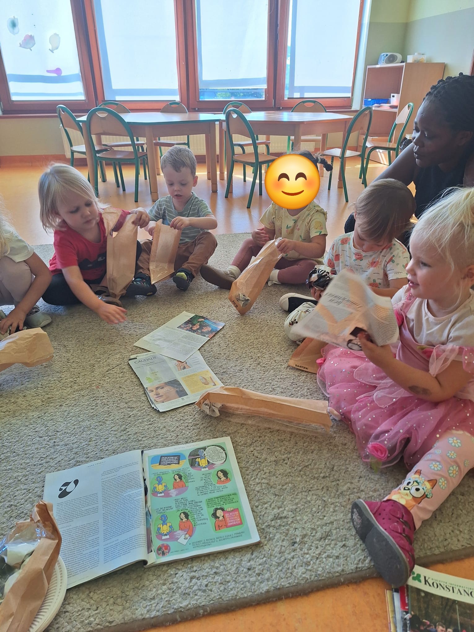 Misie zaczynają nowy tydzień od zabaw ruchowych z szarfami i…