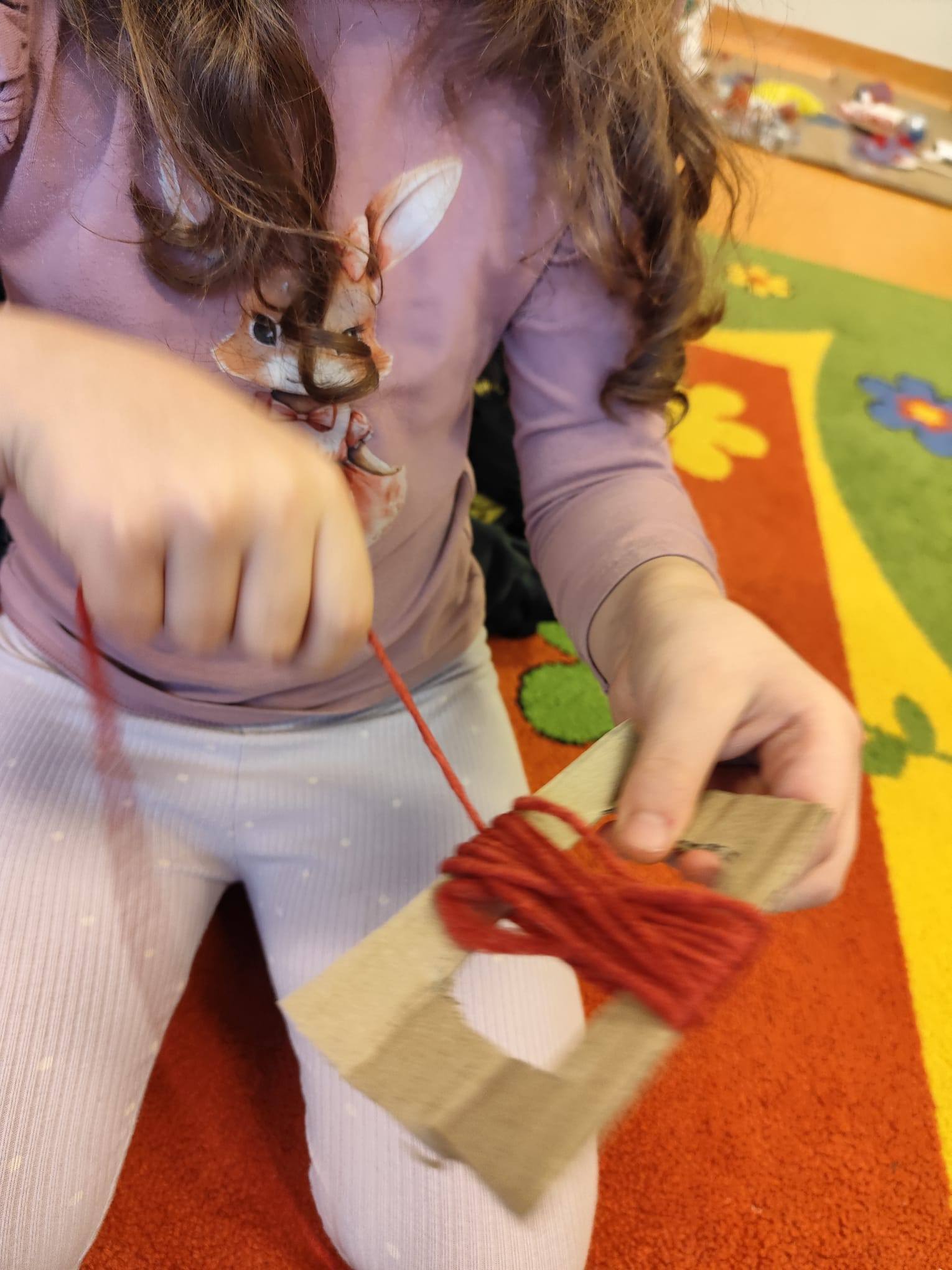 Pszczoły są pracowite, zaplatają, wiążą supełki, robią pompo…