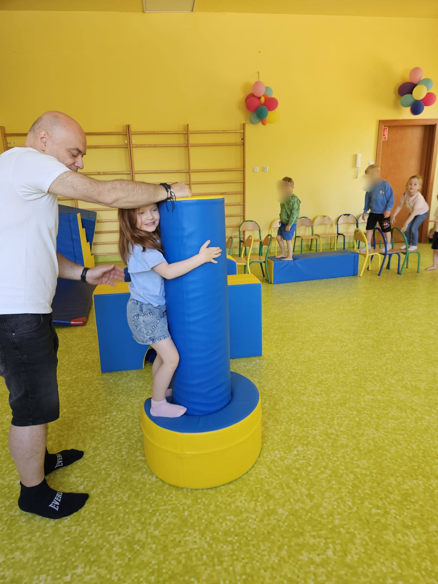 1777970320 597 Wczorajszy dzien Jezyki spedzily w dzikiej dzungli gdzie po