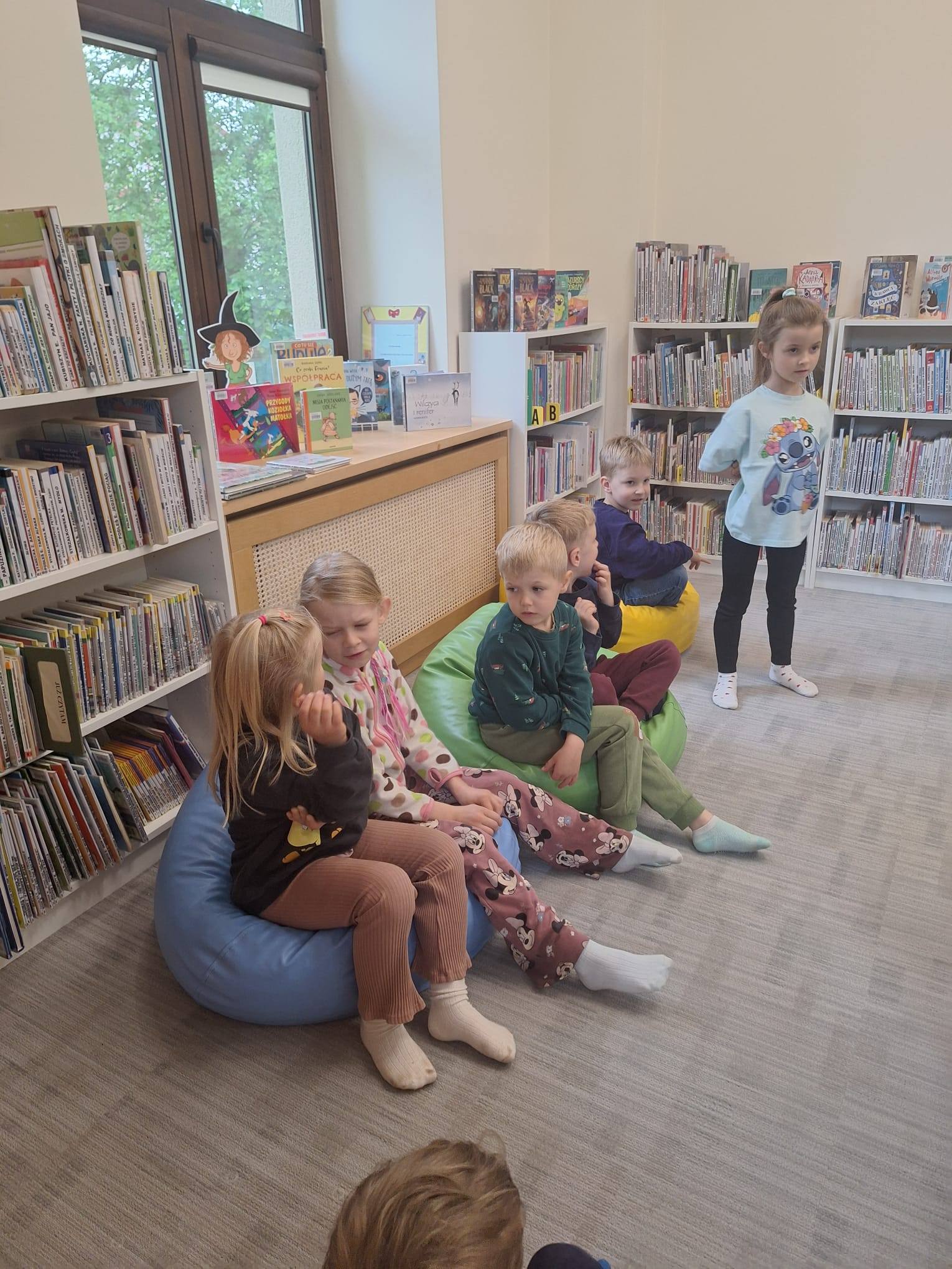 1778590554 591 Z okazji Bibliotekarza Miski i Pszczoly wyruszyly na wyciec