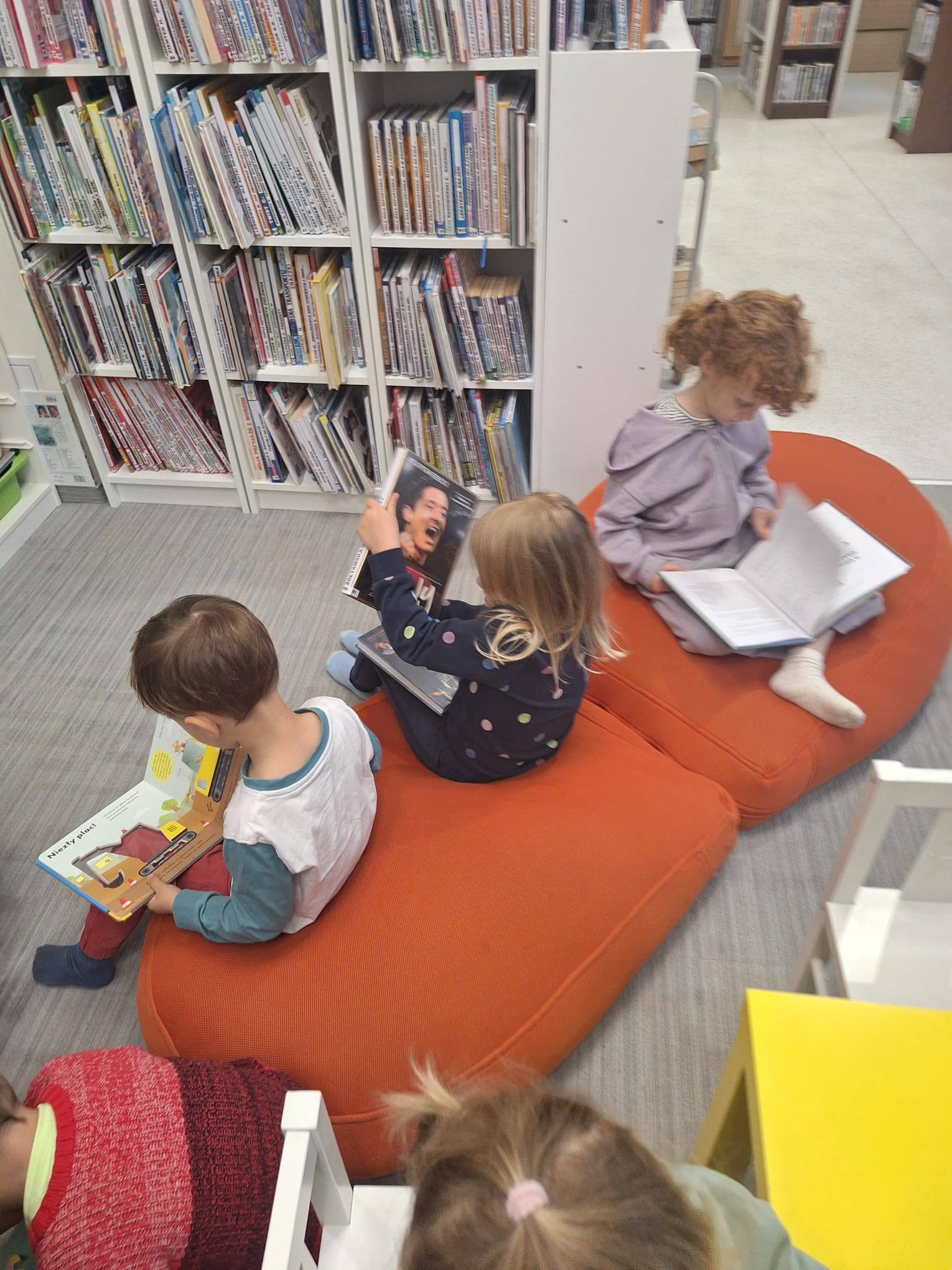1778590554 783 Z okazji Bibliotekarza Miski i Pszczoly wyruszyly na wyciec
