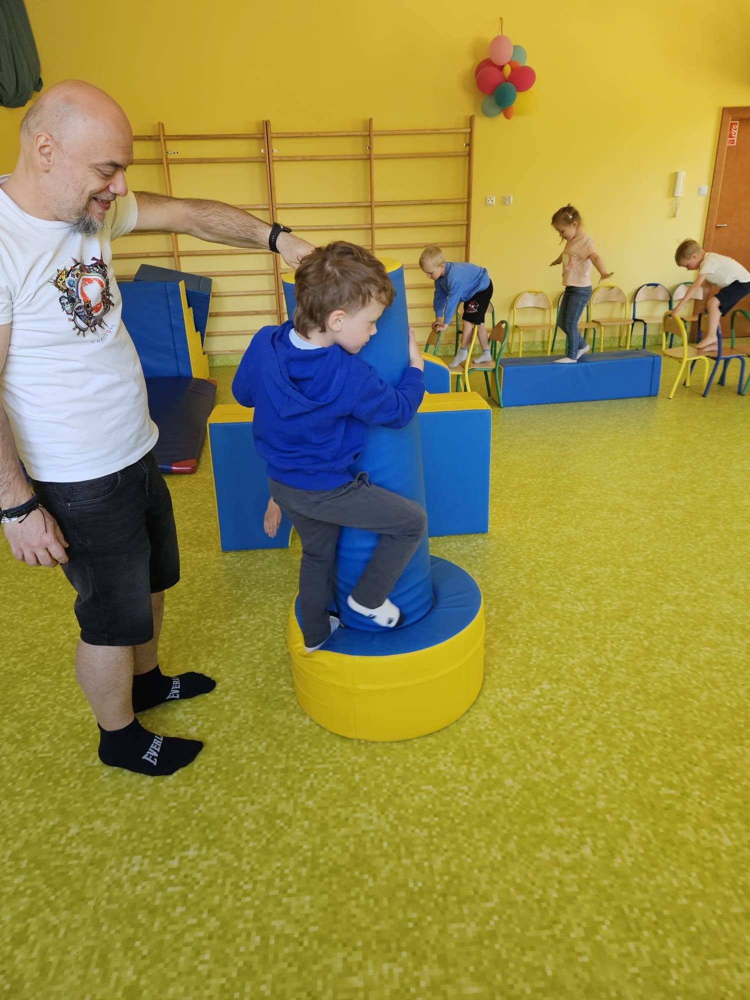 Wczorajszy dzien Jezyki spedzily w dzikiej dzungli gdzie po