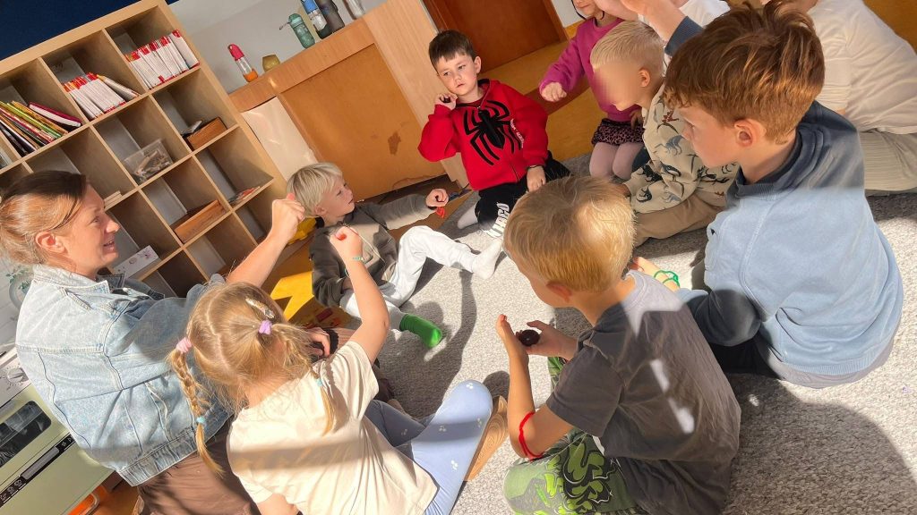 W dniu spadającego liścia rozpoczęliśmy nasz temat dotyczący... 4 1790000267 667 W dniu spadajacego liscia rozpoczelismy nasz temat dotyczacy scaled